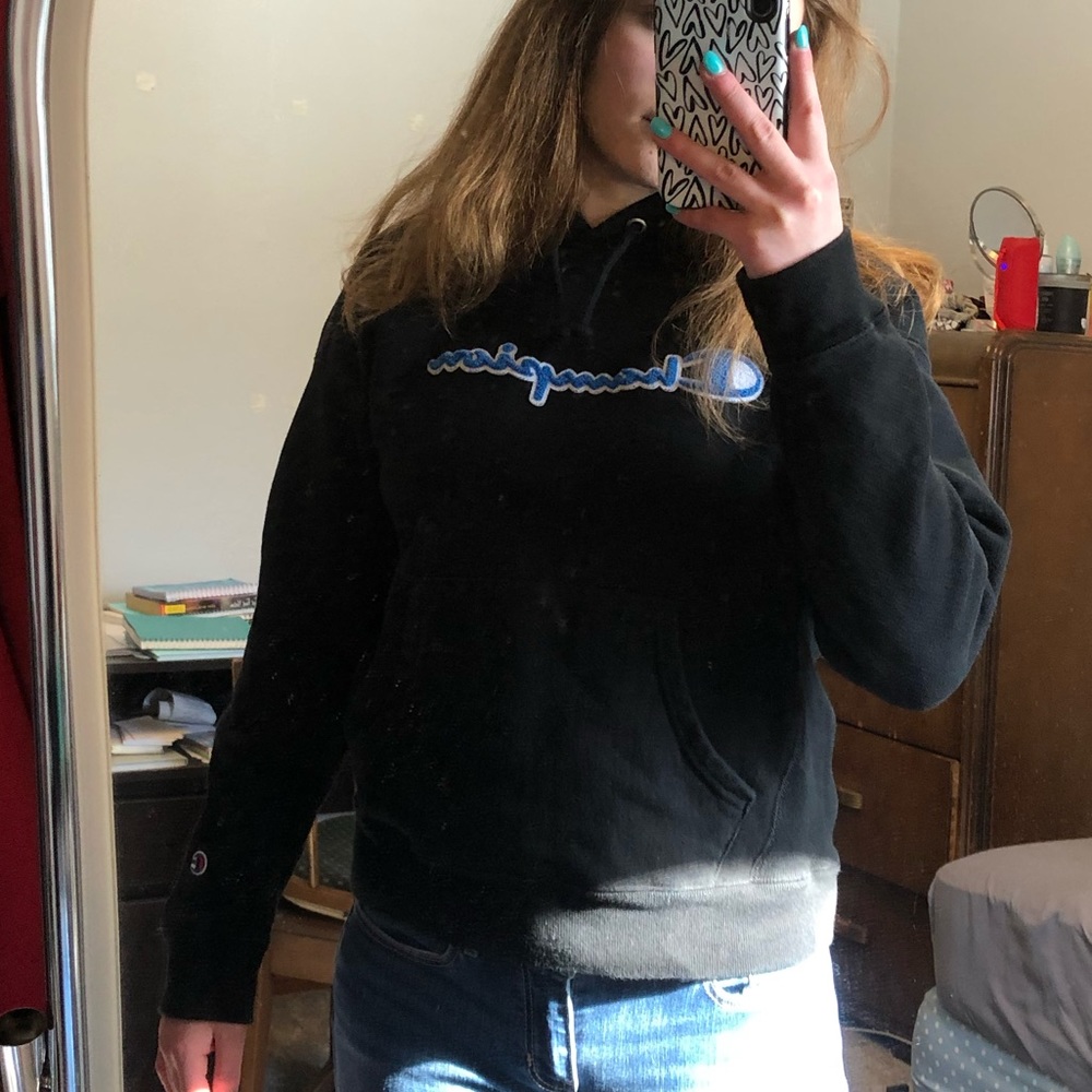 ⚠️⚠️SOLD ON CURTSY⚠️⚠️Champion black hoodie